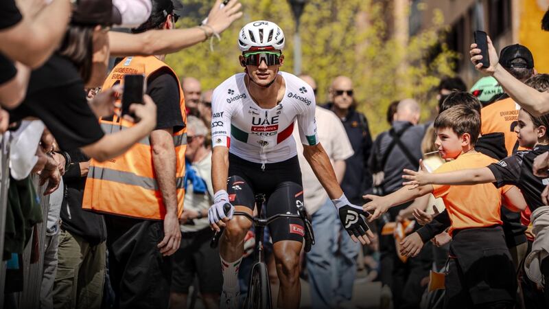 Isaac del Toro recupera posiciones y se mete al TOP 10 tras Etapa 2 de la Vuelta al País Vasco 2026
