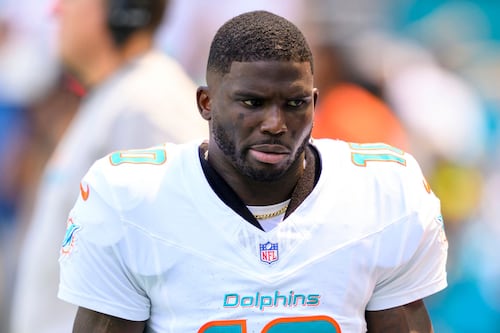 ¡Tyreek Hill se queda sin equipo! Miami Dolphins corta al receptor estrella de la NFL