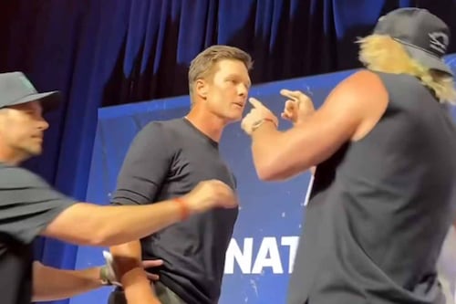 Tom Brady abofetea a Logan Paul en pleno evento y alimenta los rumores sobre su llegada a WWE