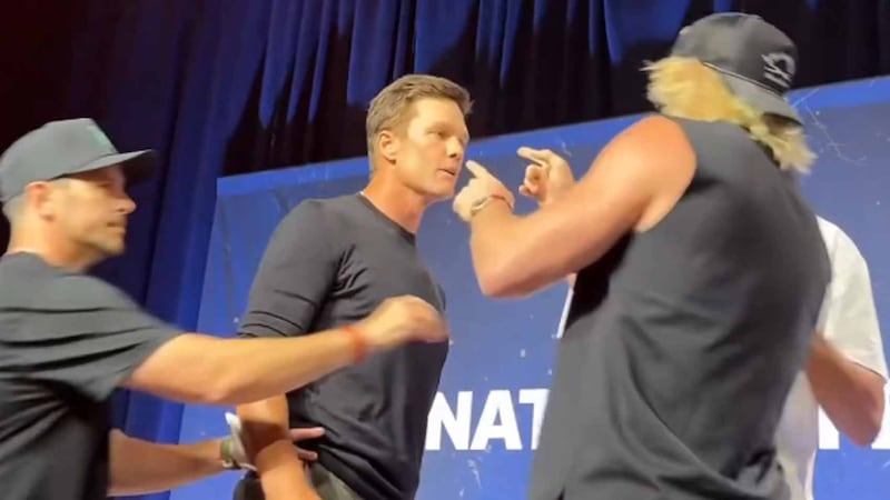 Tom Brady abofetea a Logan Paul en pleno evento y alimenta los rumores sobre su llegada a WWE