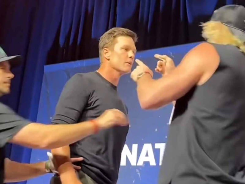 Tom Brady abofetea a Logan Paul en pleno evento y alimenta los rumores sobre su llegada a WWE