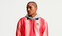 Chivas pone a la venta playera RETRO y la AGOTA en minutos, ¿cuánto costaba el jersey?