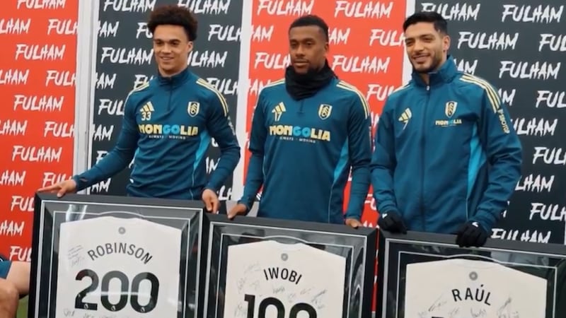 ¡100 veces tú! Fulham entregó reconocimiento a Raúl Jiménez por su centenar de partidos disputados
