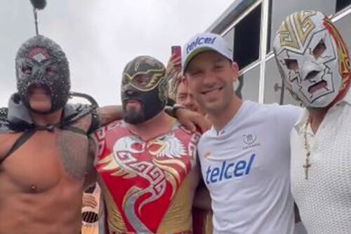 ¡Súbale, hay lugares! Daniel Suárez llegó al Autódromo para la NASCAR en un mexicanísimo ‘pesero’, con todo y luchadores