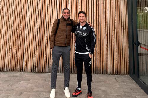 Renato Paiva realizó pasantía con Cesc Fábregas en el Como, equipo sensación de Italia