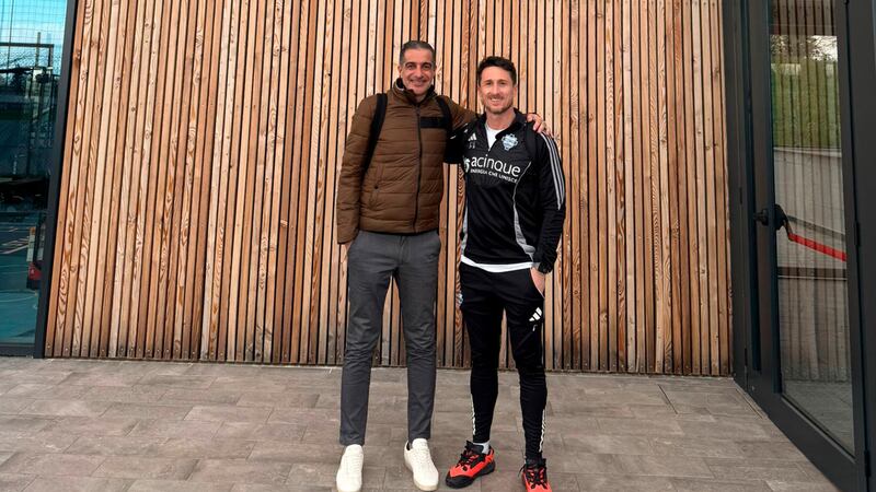 Renato Paiva realizó pasantía con Cesc Fábregas en el Como, equipo sensación de Italia
