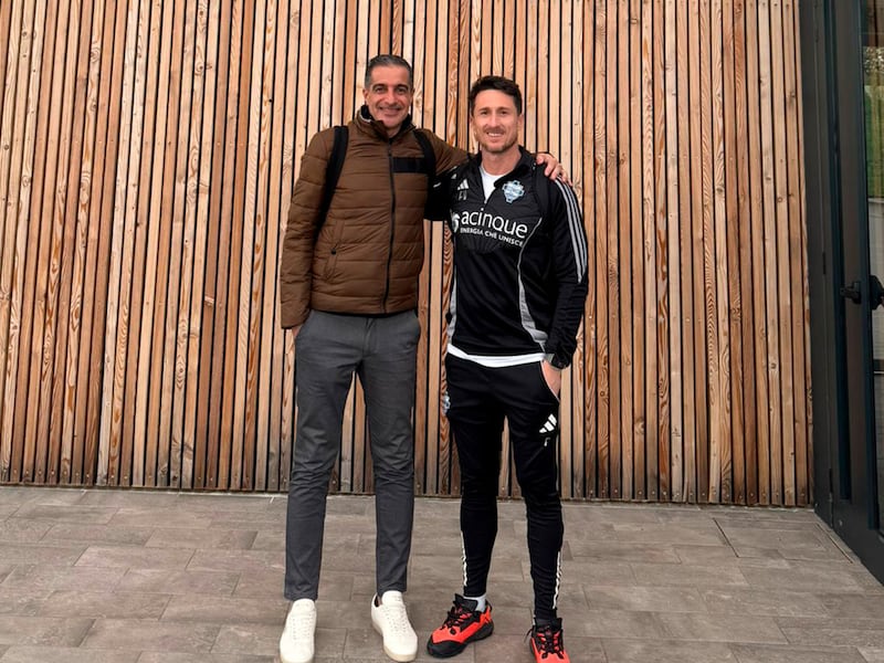 Renato Paiva realizó pasantía con Cesc Fábregas en el Como, equipo sensación de Italia