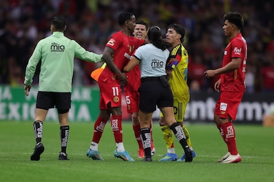 La pelea del América vs. Toluca comenzó por los empujones de Helinho contra Zendejas. (Foto: Cuartoscuro)