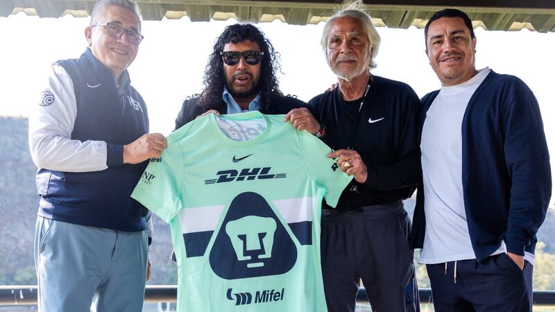 René Higuita visitó a Pumas en Cantera y pidió paciencia para Efraín Juárez