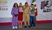 ¡Y come tacos de carnitas! Pato Merlín, la sensación del Mundial 2026, visita a Claudia Sheinbaum