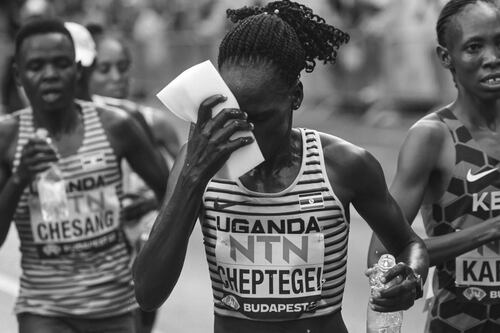 Hija de atleta de Uganda que murió quemada presenció el ataque e intentó salvarla