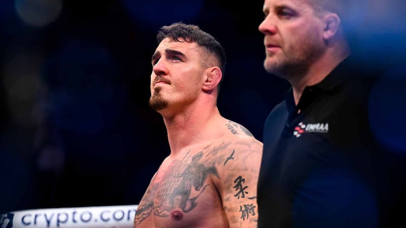 Peleador Tom Aspinall de UFC sufre extraña enfermedad en los ojos tras brutal piquete en pelea