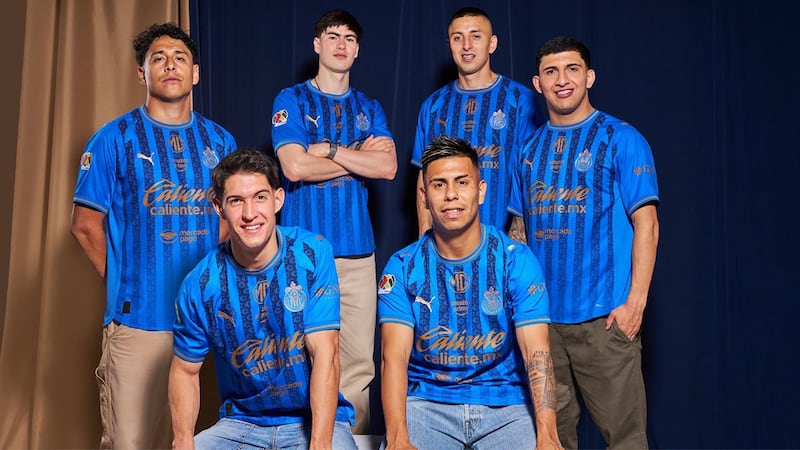 Chivas presenta su tercer uniforme en tono azul y rayas para el Clausura 2026 (FOTOS)
