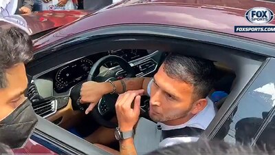 Juan Escobar se detuvo para hablar con aficionados del conjunto celeste