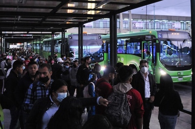 Personas hacen fila en Pantitlán para abordar camiones del RTP