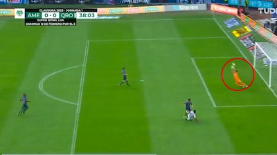 Óscar Jiménez salvó al América con un atajadón ante Gallos.