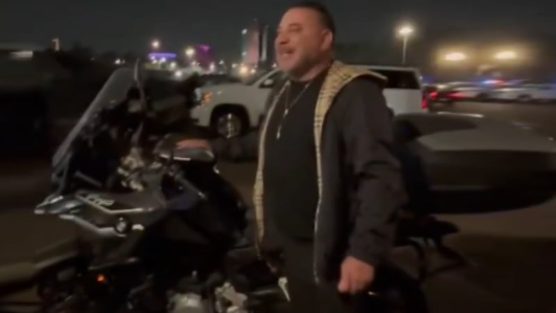 Cosas de Liga MX: Fan le pide a Antonio Mohamed que se tome una FOTO... ¡con su MOTO! (VIDEO)