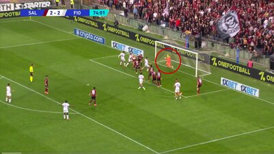 El arquero mexicano se volvió a lucir con una gran atajada en la Serie A.