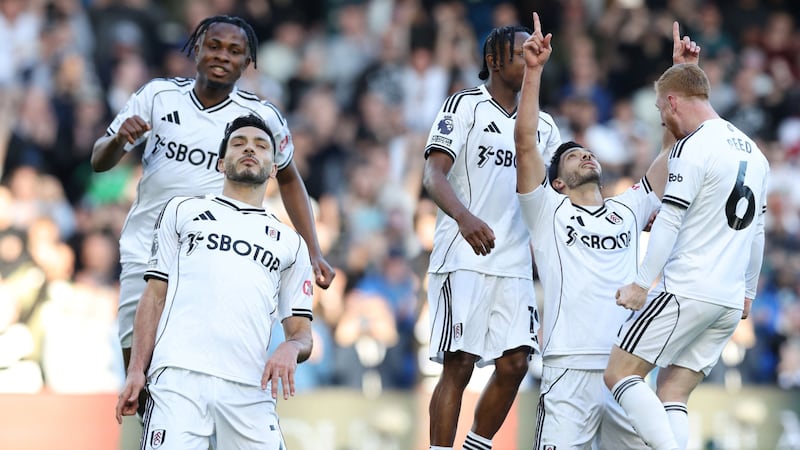 Al borde del llanto: Raúl Jiménez tuvo EMOTIVO momento al dedicarle su gol a su papá (FOTOS)