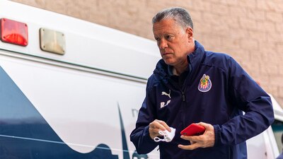 Ricardo Peláez recibió un golpe y un empujón por la espalda.