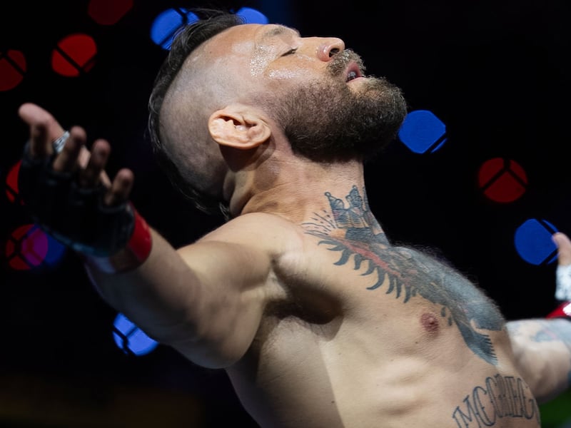 Conor McGregor se lesiona en su regreso a la UFC y pierde ante Max Holloway