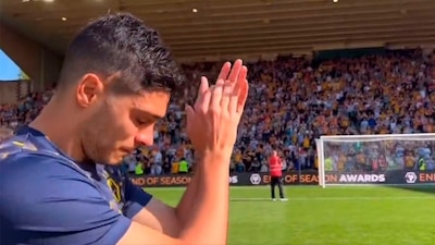 Raúl no pudo contener el llanto en su último partido ante la afición de Wolverhampton.