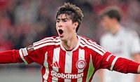 Hormiga González dio triunfo al Olympiacos en Europa League provocando autogol del Slavia Praga (VIDEO)