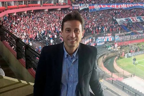Presidente de San Lorenzo escapa en patrulla de fans que le lanzan huevos: ‘Huye como rata’ (VIDEO)