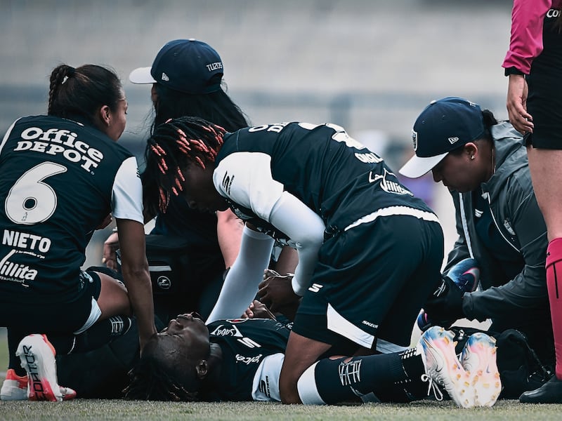 Jugadora de Tuzas sufre APARATOSA LESIÓN de tobillo durante su partido contra Pumas en C.U.