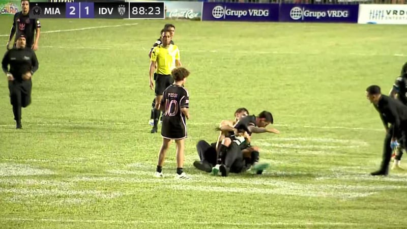 ¡Messi es DERRIBADO tras invasión de aficionados! Inter Miami gana amistoso en Puerto Rico (VIDEO)