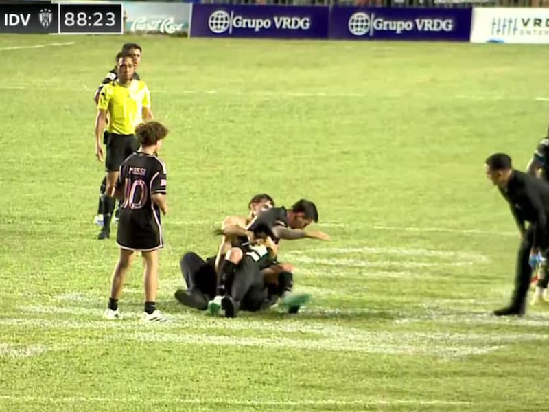 ¡Messi es DERRIBADO tras invasión de aficionados! Inter Miami gana amistoso en Puerto Rico (VIDEO)