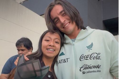 Carlos Acevedo cumple sueño de fan, quien entre lágrimas le regala ramo de flores (VIDEO)