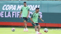 ¡Y voló Orbelín Pineda! Selección Mexicana goza entrenamiento a días de disputar 16vos en el Mundial