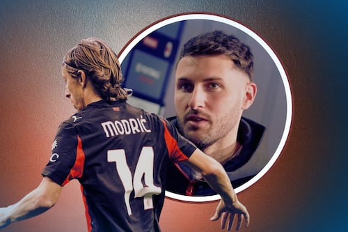Santiago Gimenez mira desde la banca la goliza de Udinese sobre Milan en San Siro