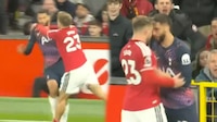 ¡Cabezazo y EXPULSADO! Rodrigo Bentancur y Luke Shaw protagonizan bronca en la Premier (VIDEO)