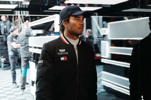 Checo Pérez celebra su cumpleaños manejando el Cadillac en Barcelona; presenta problemas el auto