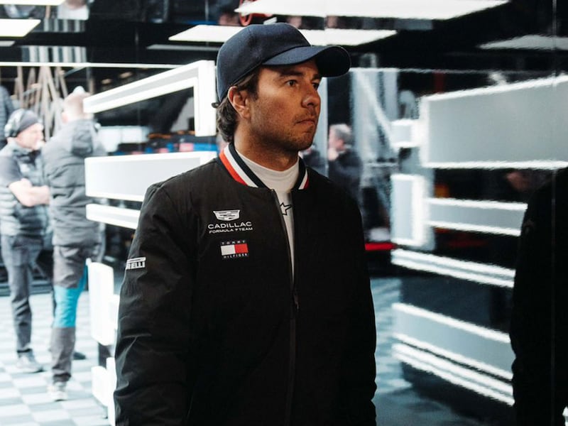 Checo Pérez celebra su cumpleaños manejando el Cadillac en Barcelona; presenta problemas el auto