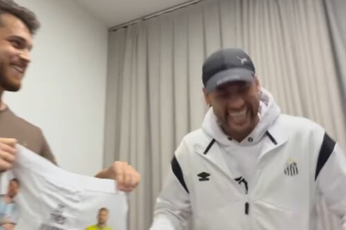 Influencer sorprende a Neymar regalándole calzones con la foto de Messi; así reaccionó (VIDEO)