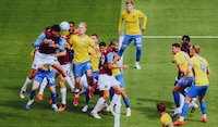 ¡Edson Álvarez REAPARECE como TITULAR! West Ham VENCE a Portsmouth en primera ronda de Carabao Cup