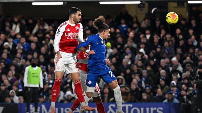 ¡Con uno menos! Chelsea empata ante el Arsenal en la Premier League; goles de Chalobah y Merino