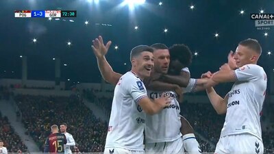 Podolski anotó con un disparo desde detrás de media cancha.