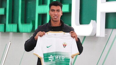 El delantero mexicano pelea por subir al primer equipo del Elche.