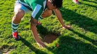 Surge socavón en la cancha en pleno partido en España; jugadores se unieron para arreglarlo (VIDEO)