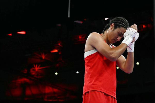 Elon Musk y autora de Harry Potter, citados en denuncia por ciberacoso de boxeadora Imane Khelif