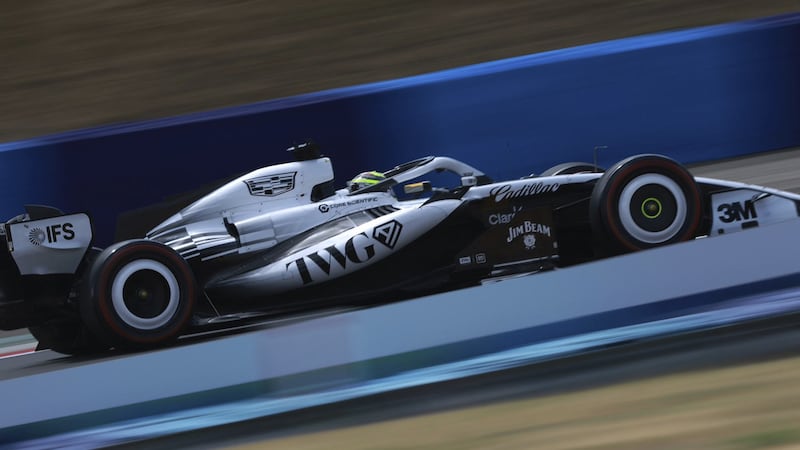 Checo Pérez abandonó en el GP de Hungría por problemas en su auto; Lando Norris se llevó el triunfo