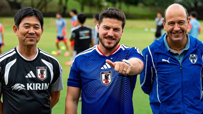Samuel García visita entrenamiento de Japón rumbo al Mundial 2026; apareció con jersey de los ‘Blue Samurais’