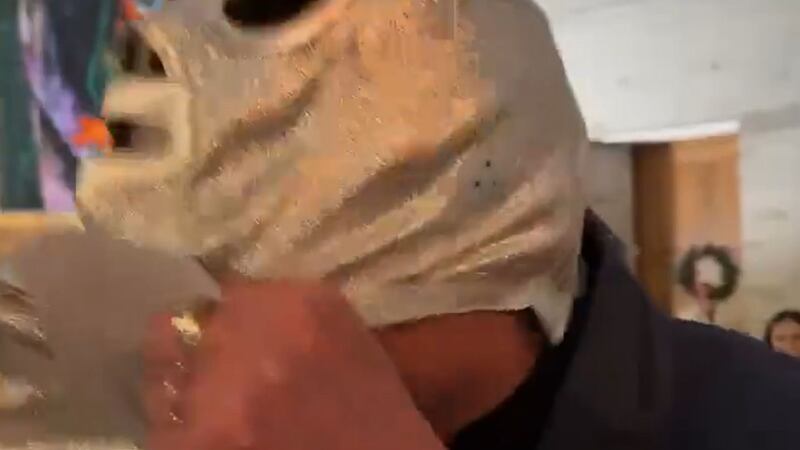 ¡Hijo del Santo se quita la máscara previo a última lucha! ¿Como su legendario papá? (VIDEO)