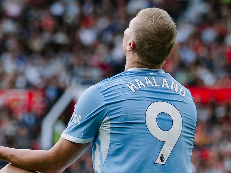 Árbitros de Premier League admiten ‘error de juicio’ en el gol de Haaland al Manchester United