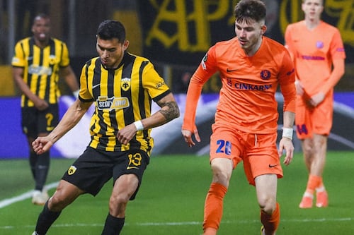 ¡AEK y Orbelín Pineda sufrieron! Cayeron ante Celje, pero avanzaron a Cuartos de Conference por global