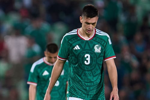 ¡César Montes alarma al Tri! A 41 días del Mundial, salió lesionado en partido del Lokomotiv